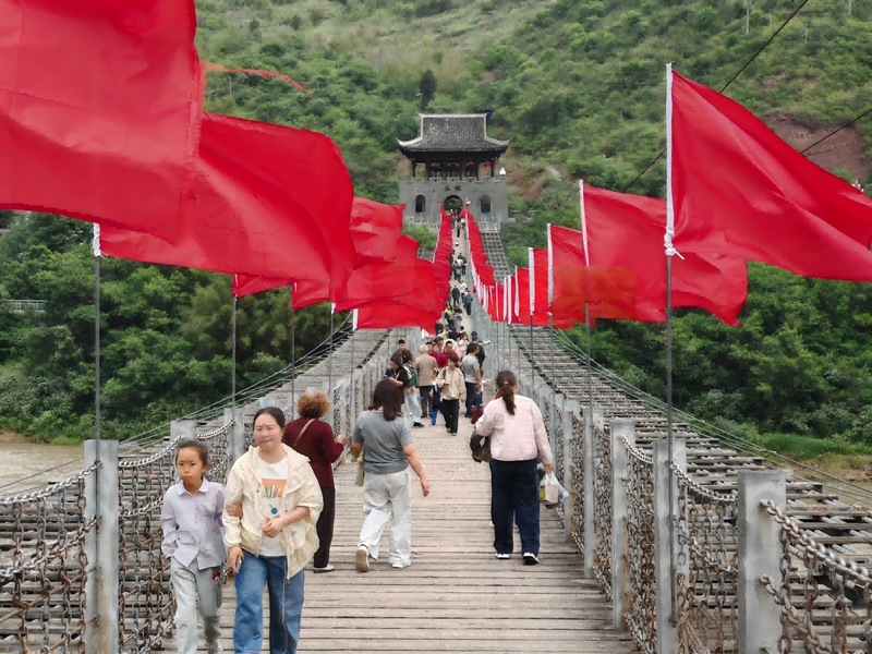 游客漫步土城红色铁索桥。习水县融媒体中心供图.jpg