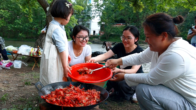 市民游客露营烧烤 (2).jpg