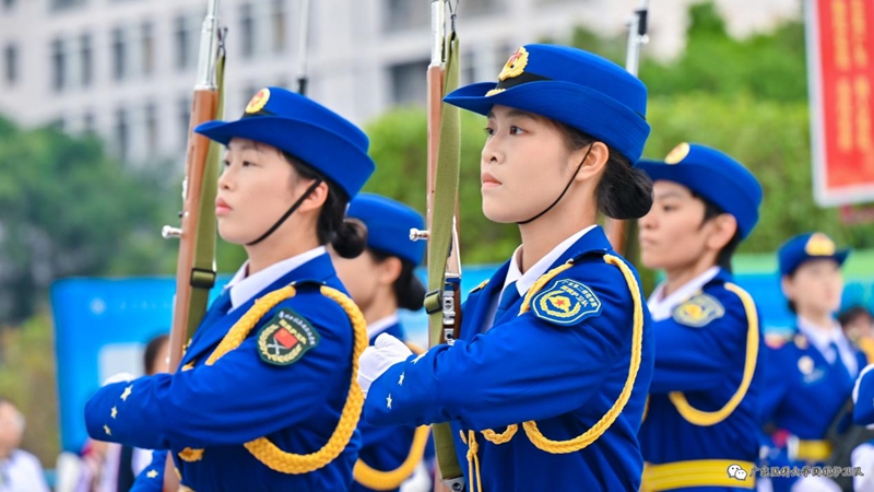 贵州工程应用技术学院参加2026年大湾区五四青年节全国高校联合升旗仪式。