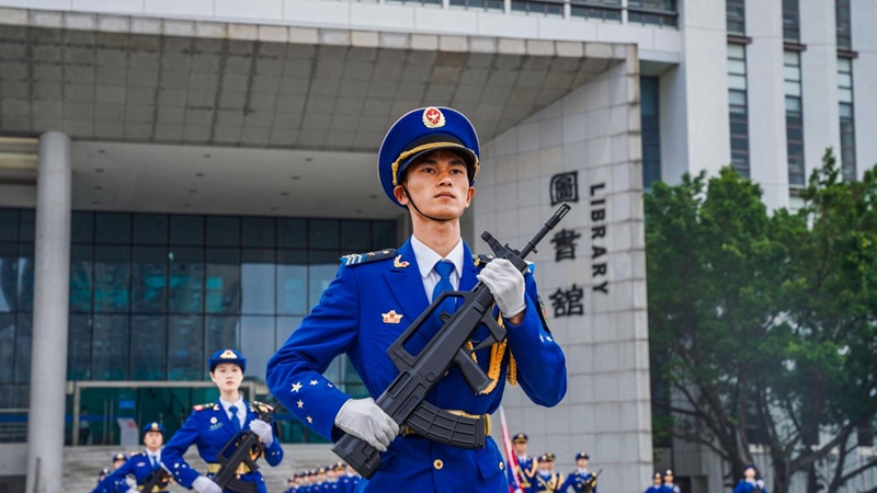 贵州工程应用技术学院参加2026年大湾区五四青年节全国高校联合升旗仪式。