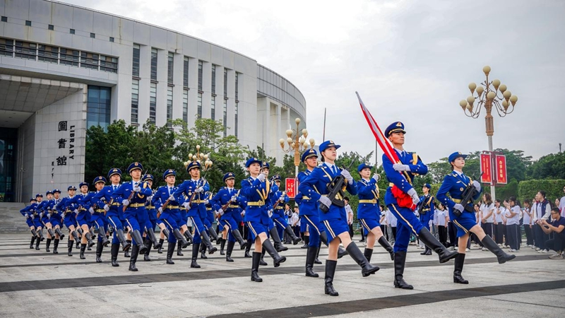 贵州工程应用技术学院参加2026年大湾区五四青年节全国高校联合升旗仪式。