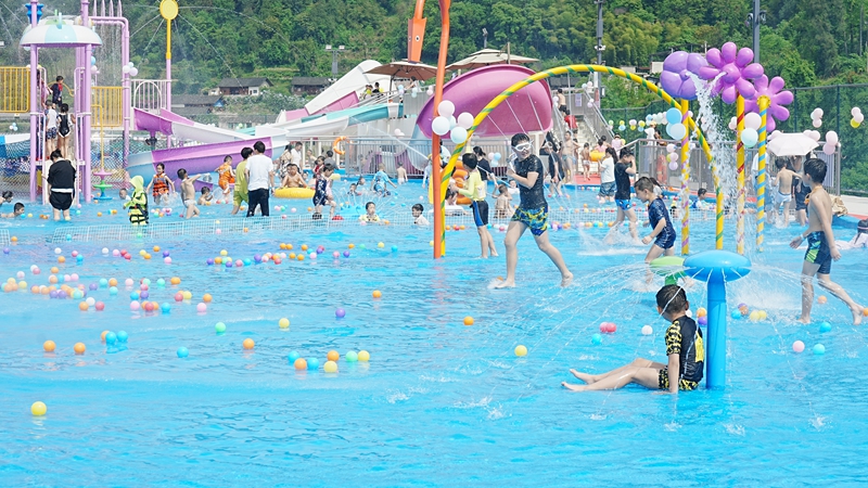 1.游客在思州亲子乐园游玩.JPG