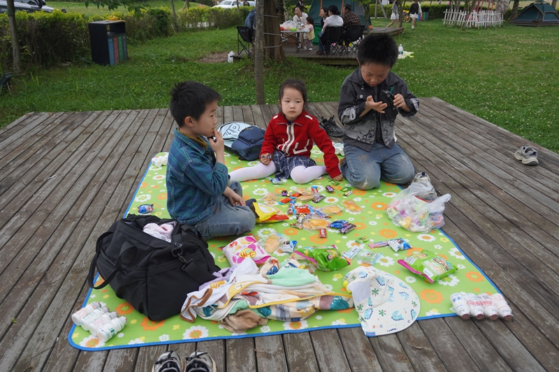 小朋友在露营基地玩耍。