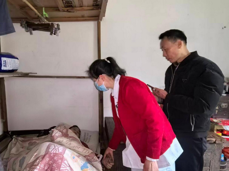 思南县教育园区卫生服务中心医务人员为陈正芝老人提供“健康敲门行动”服务。