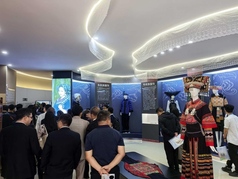参观展陈。