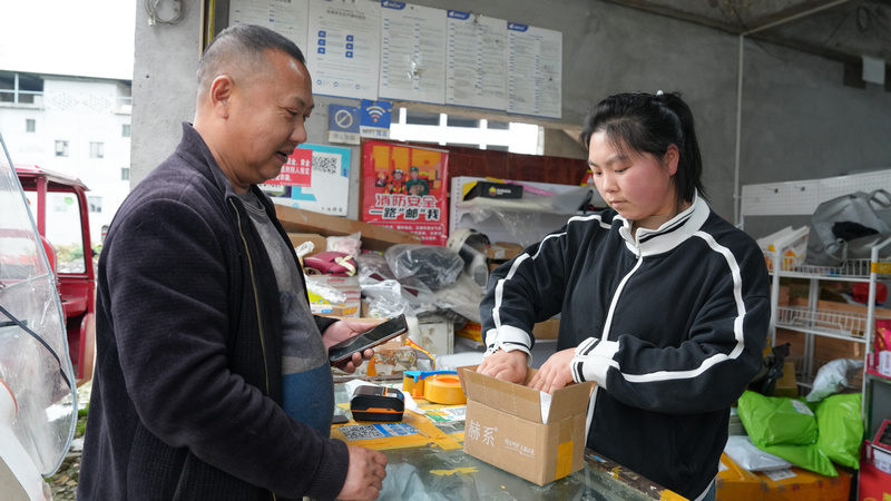 3月25日，茅天镇快递网点 快递员正在处理退件。刘婷婷摄