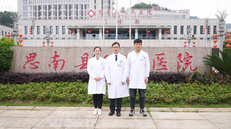 合照。（中间为张英根医生）。