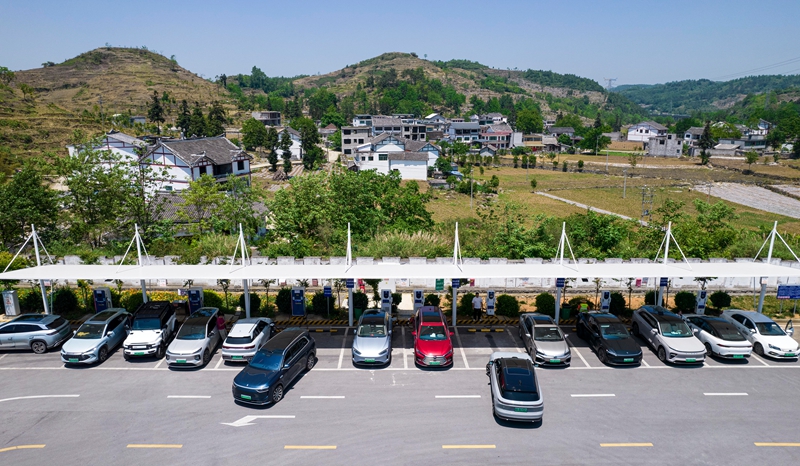 2026年5月5日，贵州S82筑大高速公路西溪服务区，新能源汽车师傅使用液冷超级充电桩为车充电（无人机照片）。