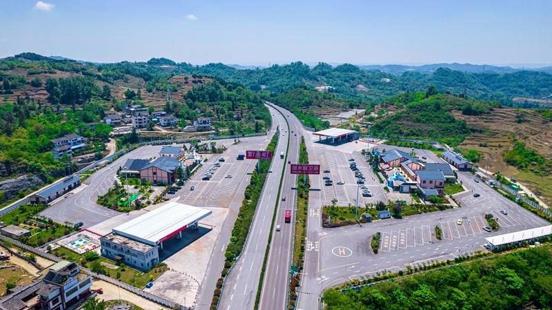 2026年5月5日拍摄的贵州S82筑大高速公路西溪服务区（无人机照片）。