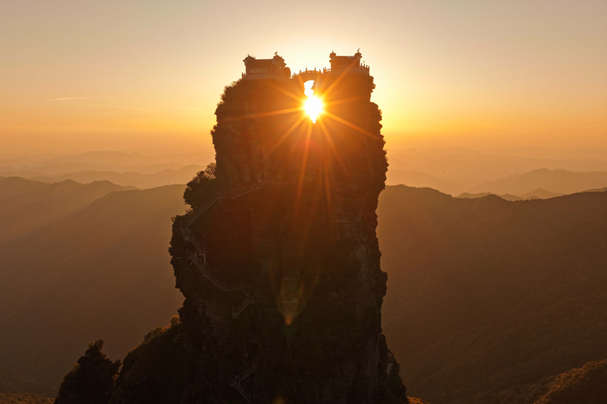立夏逢盛景 落日光影绘就绝美画卷。