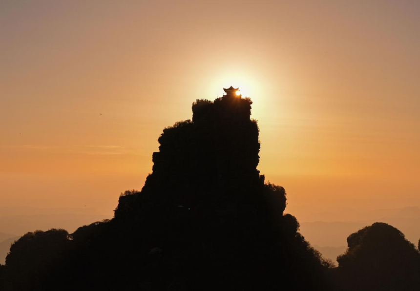 立夏逢盛景 落日光影绘就绝美画卷。
