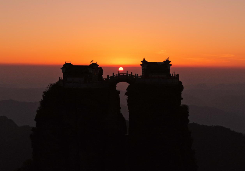 立夏逢盛景 落日光影绘就绝美画卷。