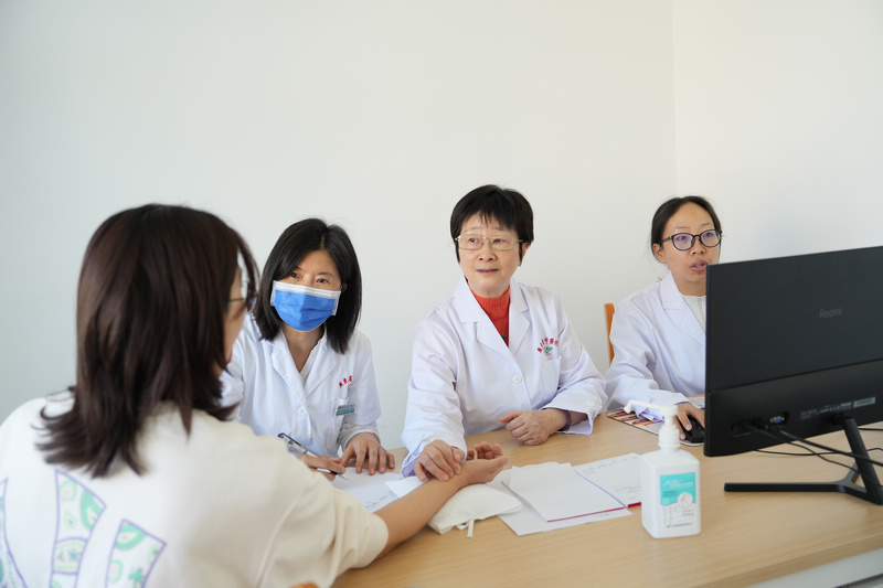 王小云教授在广东省中医院贵州医院为患者问诊。