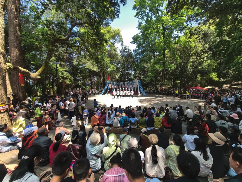 图4：岜沙景区“五一”期间民族文化表演场景