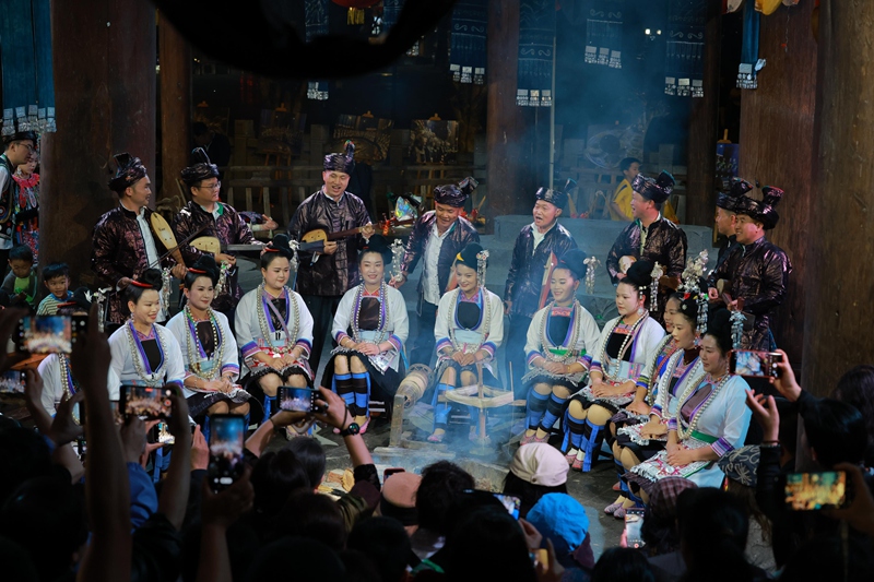 图7：“五一”期间从江县城北上鼓楼音乐会民族文化表演场景