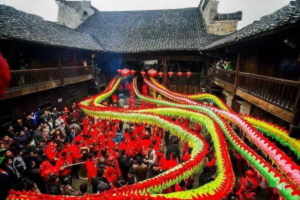 松桃寨英滚龙。 曹经建摄