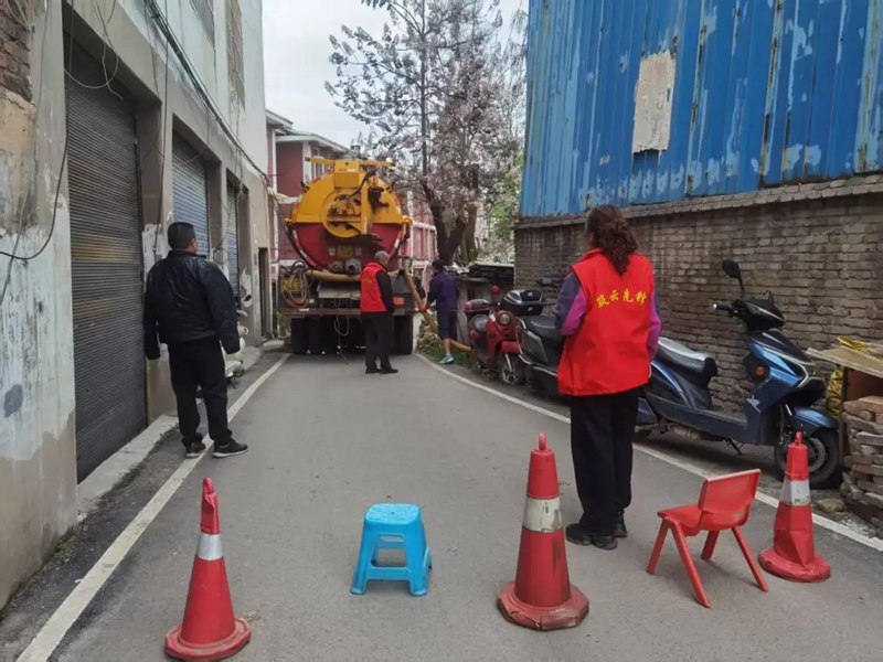 工人进行清淤疏通工作。