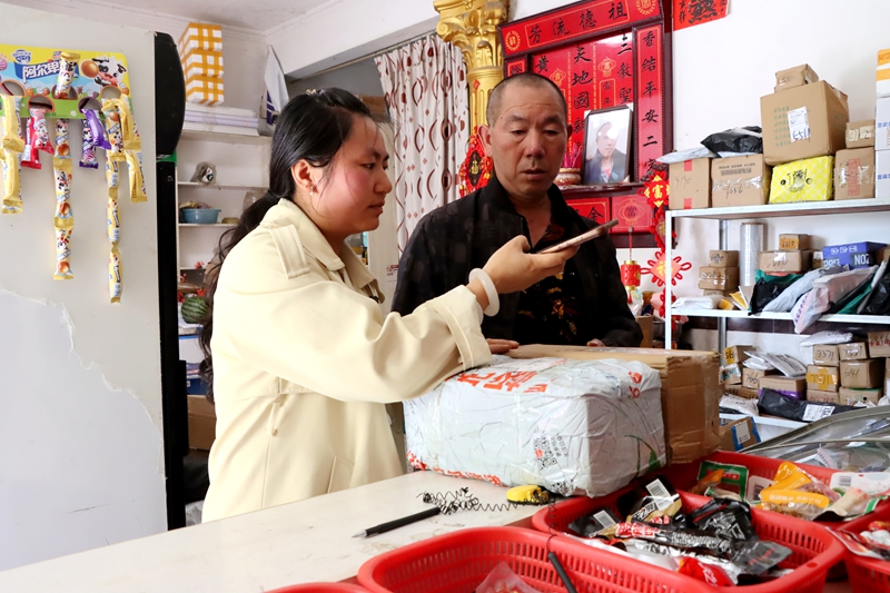 独山村民的幸福感 藏在“家门口收发件”的便利里。