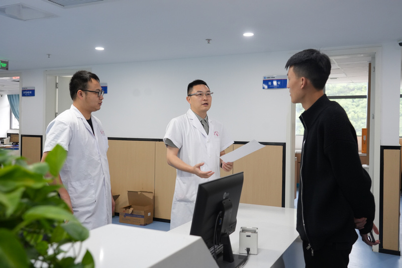 张峻豪认真为患者答疑解惑。