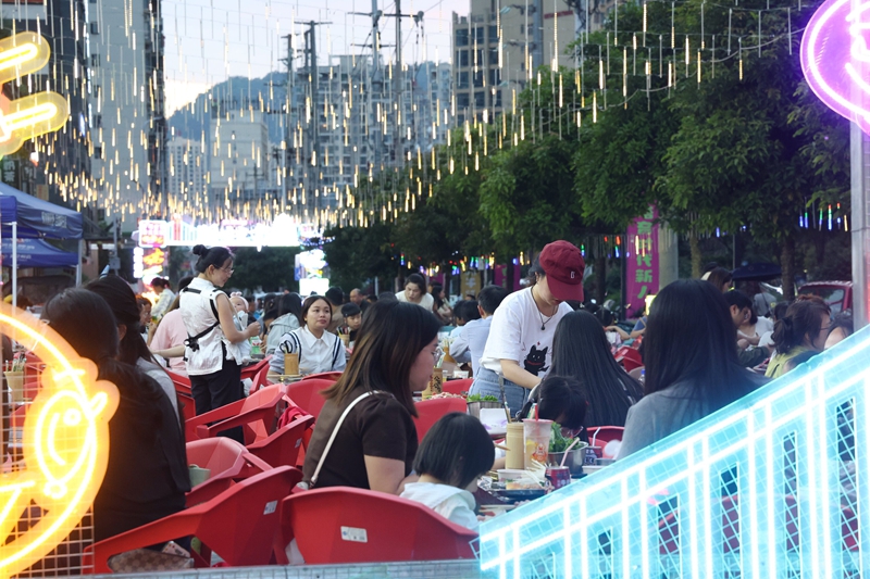 市民、游客在安邦华城夜市街吃烤肉。