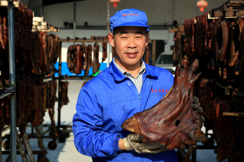 _2025年11月29日，貴州黔玉堂食品有限公司總經理馮音權在分揀臘肉產品。