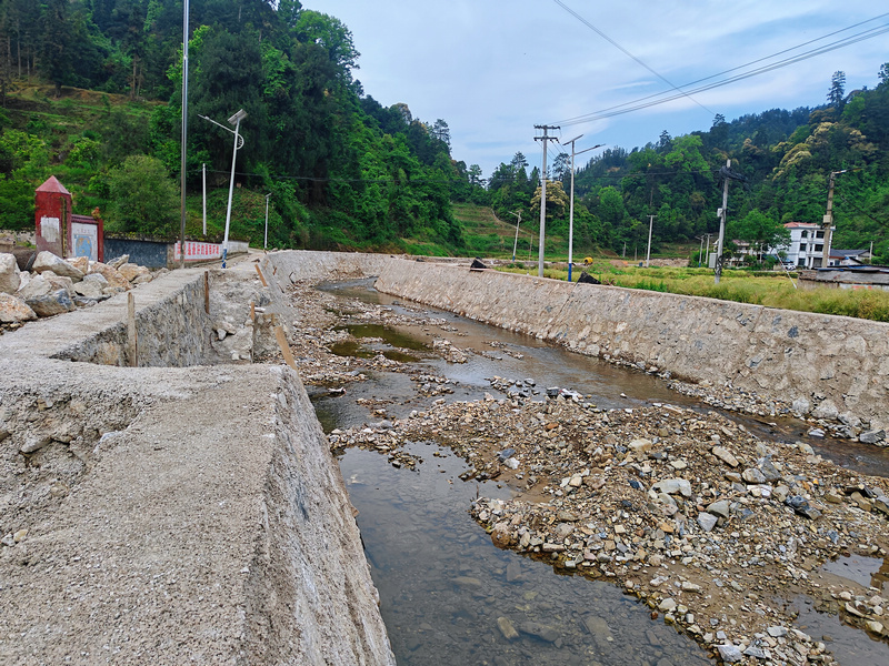 山洪沟项目建设现场一角。周卓城摄