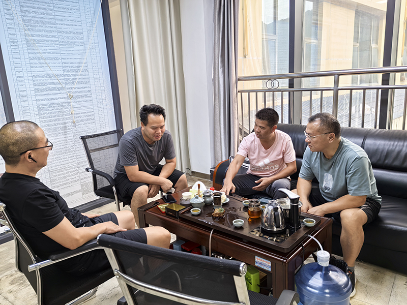 企业特派员在荔波”企业之家“，与企业家面对面沟通交流，倾听企业诉求。
