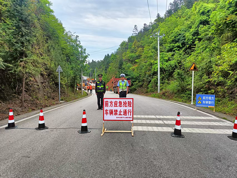贵州省交通运输综合行政执法七支队十一大队执法人员与公安部门进行安全警戒。