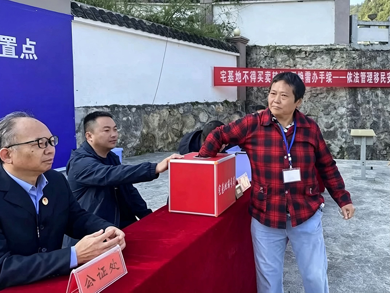 思南县花滩子水库天桥乡移民安置点群众通过公开抽签方式确定宅基地。