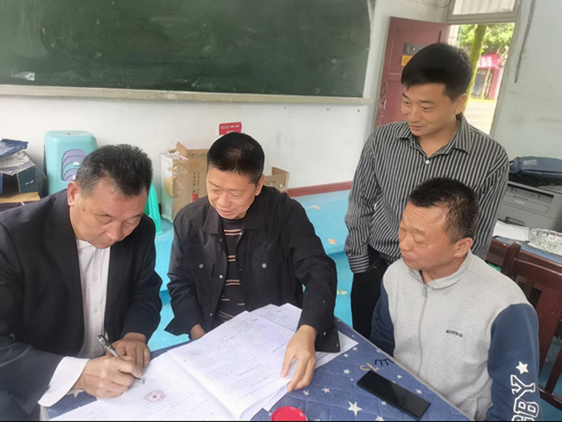 铜仁花滩子水库466米高程以下移民应急搬迁工作有序推进，移民干部正与群众签订协议。