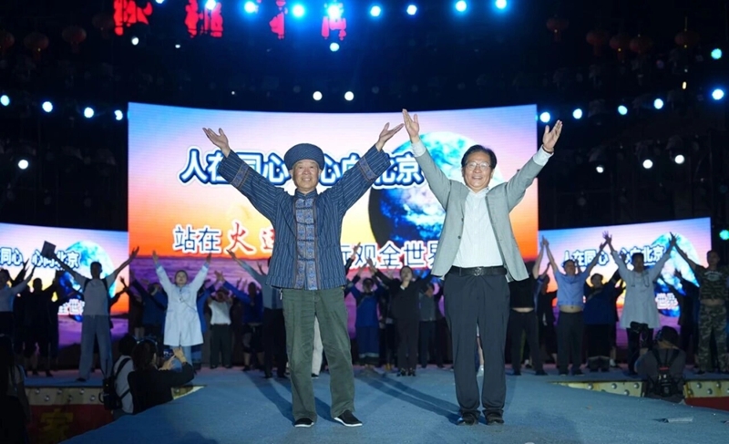 田如飞老人（左）与知名媒体人龙建刚（右）同台演出