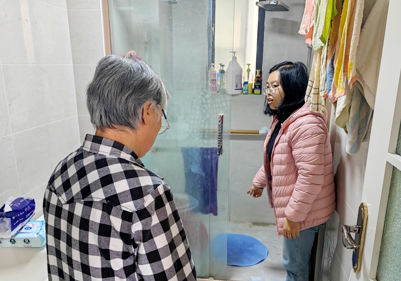 社区为尚阿姨家铺设了防滑垫。.jpg