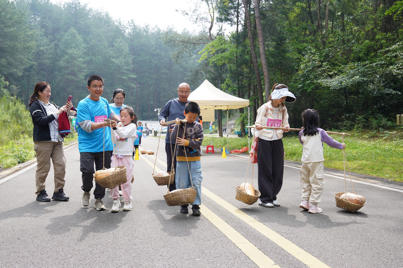 親子家庭參加野趣闖關。