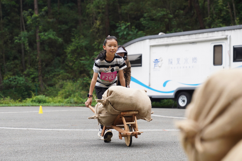 親子家庭參加野趣闖關。