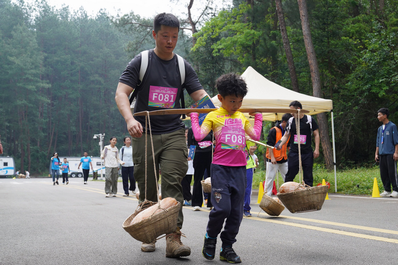 親子家庭參加野趣闖關。