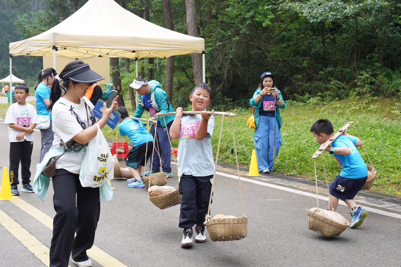 親子家庭參加野趣闖關。。