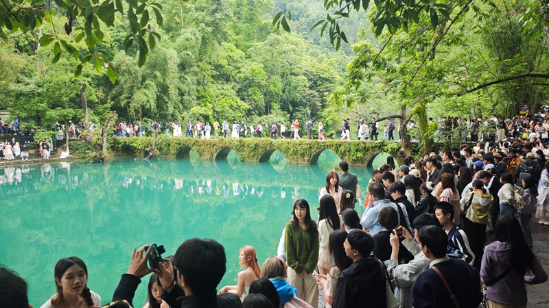 “五一”假期期间，小七孔景区游人如织.jpg