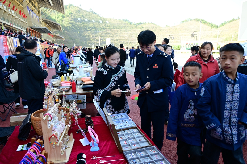 黔南州三都县“村马”活动期间，税务局干部来到活动现场，为马尾绣商户讲解合规经营知识与税费优惠政策。花小飞摄