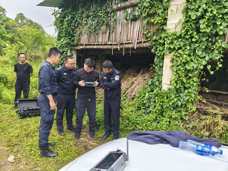 長順公安警航辦利用無人機進行搜尋。
