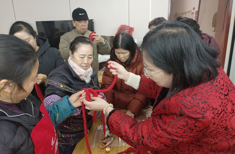 老人们做手工.jpg