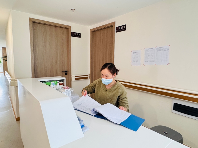 2026年5月9日，贵州省大方县抱朴居康养中心工作人员正在整理入住人员信息。（李述根 摄）.jpg
