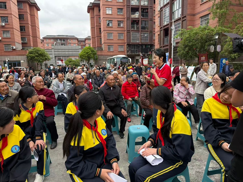 教师志愿者开展《民法典》互动宣传。共青团贵州省委 供图.jpg