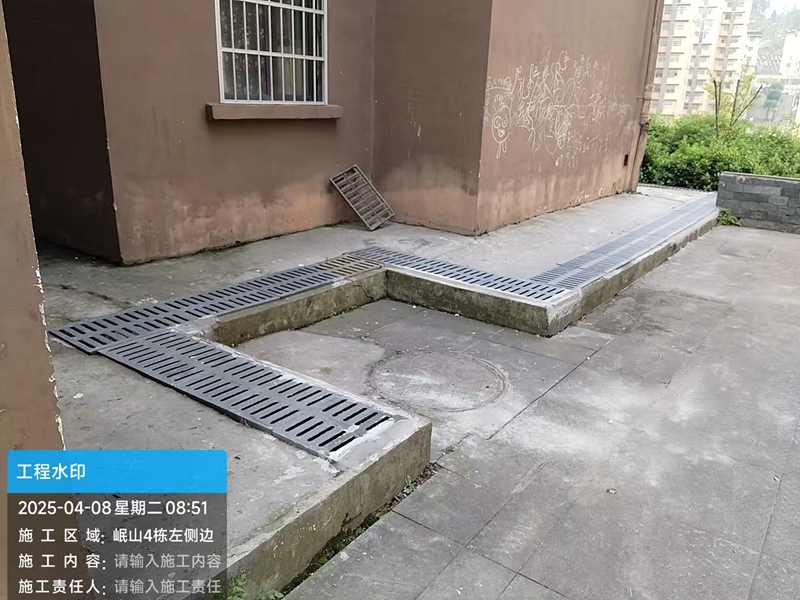 岷山路社区内，破损的污水管道全面整修、沟盖板更换加固。张川 摄.jpg