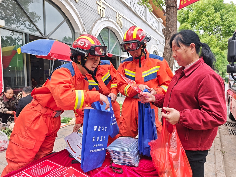 赶集日向群众宣传防灾减灾知识。.jpg