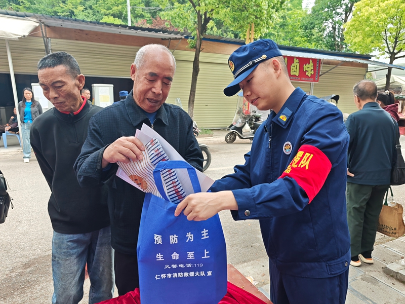 赶集日群众领取资料。.jpg