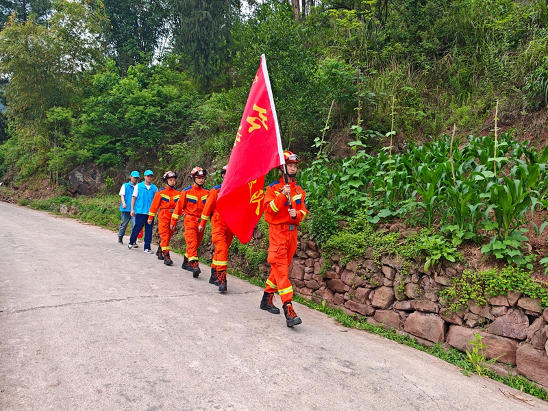 消防巡逻队在地质灾害隐患点巡逻。.jpg