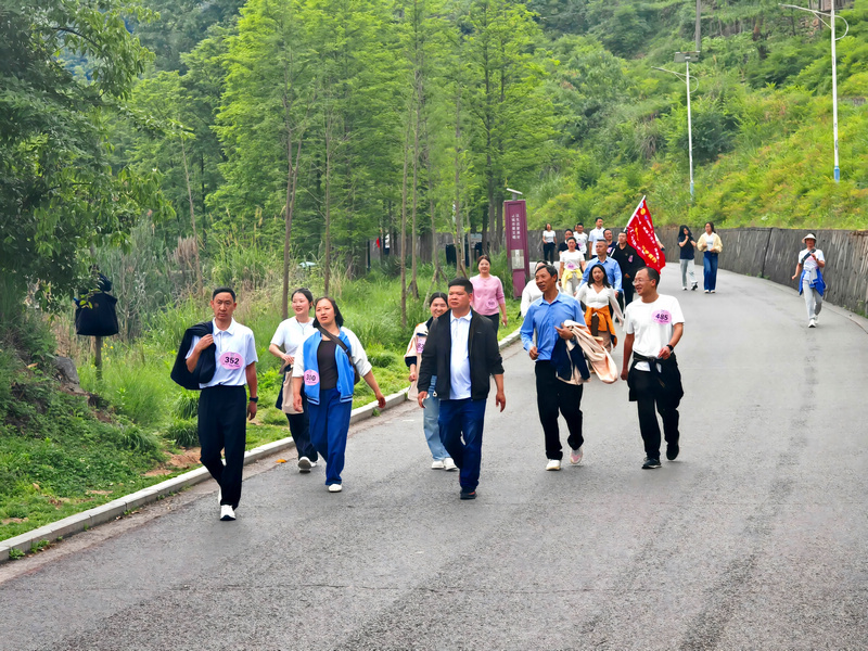 万步同行享健康，习水全民健步走热情高涨。谢永恒摄