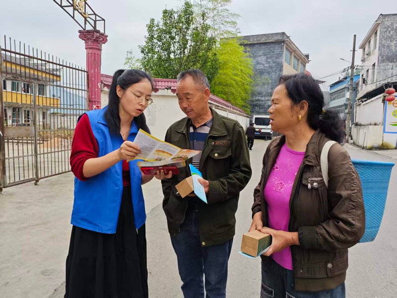 鬆桃普覺鎮利用趕集日，向過往群眾免費發放防災減災宣傳資料、解答群眾相關咨詢。