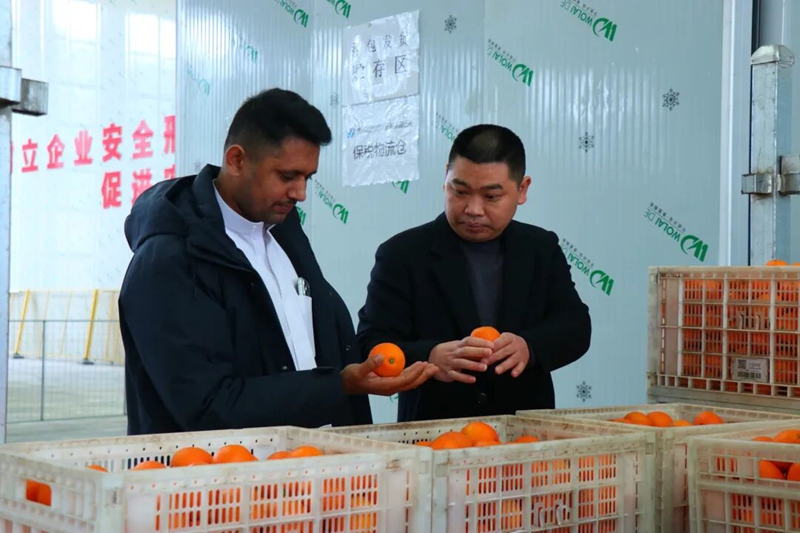3吴龙华向客户介绍贵州产品.jpg