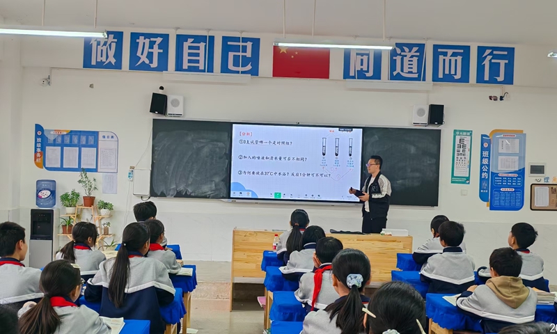 学生们正在崭新的教室里认真听课.jpg